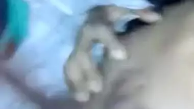 Guy films Indian love and tries to touch her XXX parts in sex clip