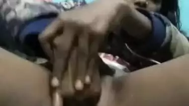 Cute college Desi girl plays with XXX virgin pussy in the MMS video