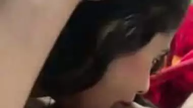 Naked girl shows her pussy in the Indian sex video – Part 1