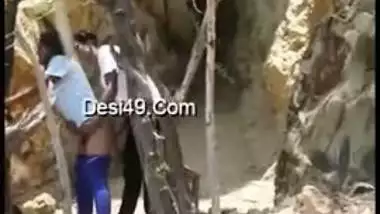 Horny lovers caught having quickie in doggy outdoor in Desi mms video