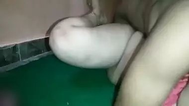 Pados Ki Bhabhi Ko Uske Ghar Jaakr Lund Chusaya Or Condom Lga Kr Anal Sex Kiya To Mna Krne Lagi