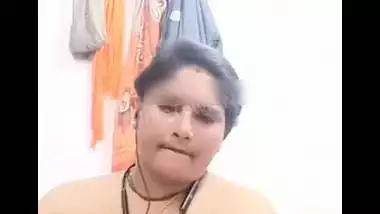 Kannada aunty rubbing pussy and fingering on video call