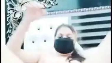 Desi slut plays with XXX pussy and cums while talking to BF on cam