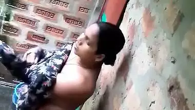 Wet bhabhi changing dress caught after nude bath