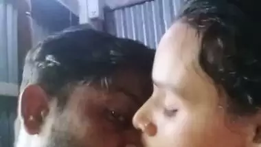 Dhaka guy boob presses and kisses in desi x video