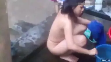 Indian MILF washes XXX curves outdoors thus taking part in sex video
