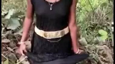 Cutie caught stripping naked outdoor for lover in quick Desi mms vid