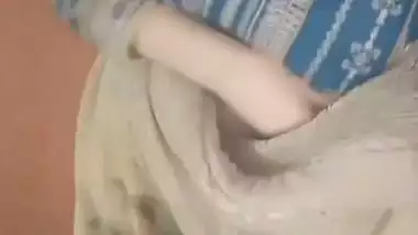 Horny maal biting lips and boobs show viral MMS