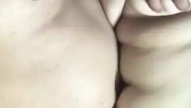 Horny desi aunty playing hubbys cock and try to inserting her pussy