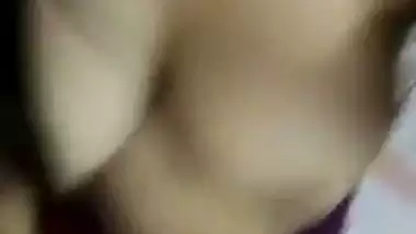 Ladki apne boobs dikhati hai – Indian nude solo