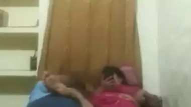 Man offers the nerdy Indian aunty to film XXX video and she agrees