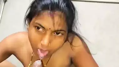 Cum pouring in mouth after heavy blowjob by village wife