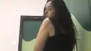 Camgirl is proud to introduce her Desi ass and boobs to spectators