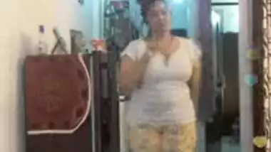 Hot desi indian bhabi shaking her sexi ass &boobs on bigo live...2