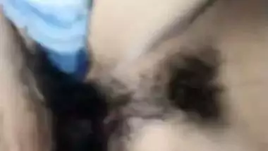 Desi guy fucks his GF’s hairy pussy in the local sex video