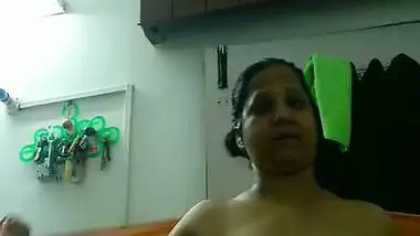 Stepmom naked after bath showing big boobs viral MMS