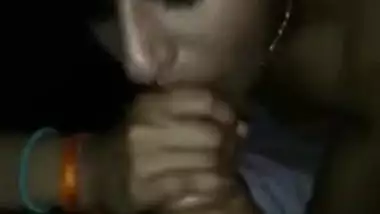 Desi whore has oral sex with XXX client who pays her for a blowjob