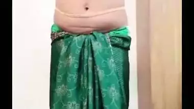Milf strips and shows her naked body in the Tamil sex video