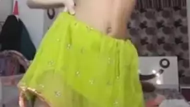 Astonishing Indian bitch dancing topless on cam