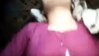 Indian girl has no panties and wears a dress that she easily can lift