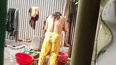 Neighbor Bengali aunty bathing outdoor caught on camera