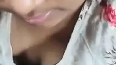 Lovely Desi sucks the XXX sized cock well in this close-up MMS clip