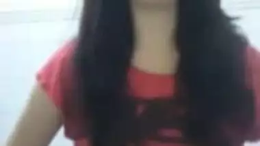 Indian Girl showing boobs saying “mujhe toh yaad hi nahi main bra nahi pahni hu”