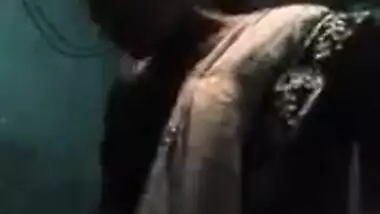 Comely Desi girl teases BF by performing little XXX show dressed in sari