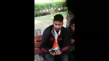 Desi outdoor boob press & blowjob in park scandal