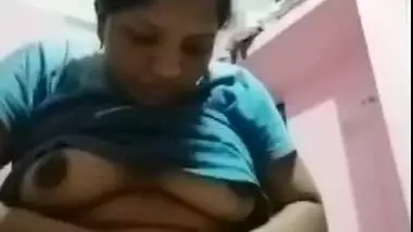 Desi pulls top up to show off her tits and perform XXX masturbation