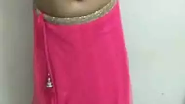 Good-looking Indian dancer during performance flashes small XXX tits
