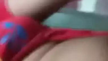 Slinky Desi slut takes her XXX coconuts out and licks sex nipple