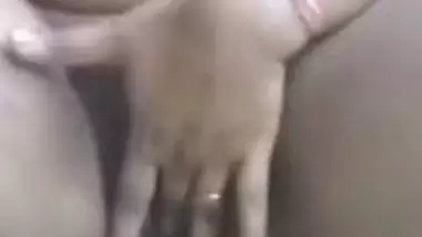 Curvy Desi village girl shows perky XXX tits and pussy in MMS clip