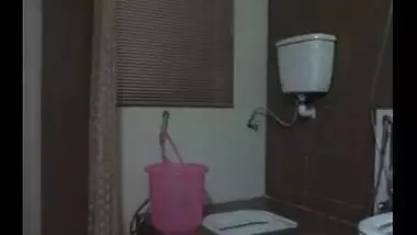 Mumbai NRI escort girl giving hot blowjob and sucking hard against money