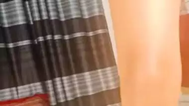 Teen Desi girl and her horny daddy pose naked in amateur MMS video