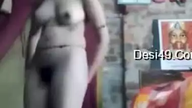 Desi girl dries body with a towel including erogenous XXX zones on camera