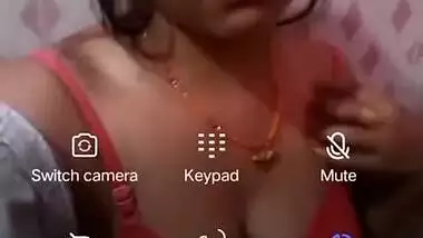 Bhabhi takes off bra to show her XXX tits in amateur Desi video