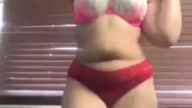 Big ass Paki naked striptease MMS