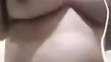 Desi girl doesn't how many people see this XXX video of her boobies