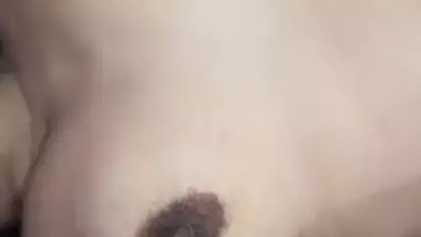 Desi girl begs guy to stuff pussy with fingers in gonzo XXX video