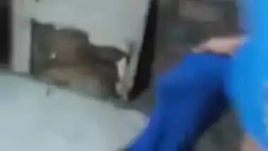 Desi XXX woman gets her wet pussy fucked by her young neighbour MMS