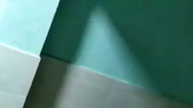 Zippy Desi MILF exposes her XXX tits and puts a yellow sari on