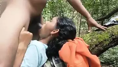 Athaan fucking kozhunthiya in a jungle in Tamil porn