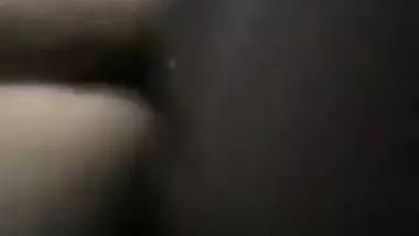 Safada adora dar o rabo enquanto o corno sai com os amigos