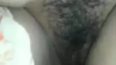 Hijabi Desi XXX girl gets pussy fingering by her lover in park MMS