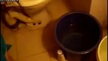 Porn MMS of a beautiful girl taking a bath and satisfying her boyfriend