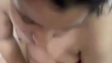 Kinky guy drops his cum on his GF’s face in Punjabi sex