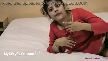 Mature Indian Masturbates and Squirts In Bed