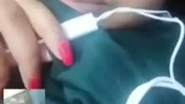 Hot look Desi Clg Girl Showing her Boobs on Video Call New Mms