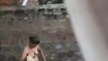 Desi aunty nude captured on while bath on outdoor, for your pleasure